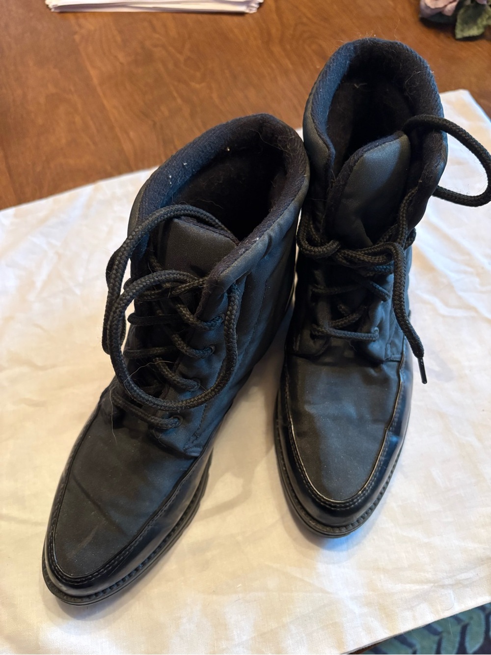 Women’s Black Sporto Boots with Lace-Up Closure and lug soles size 7.5.